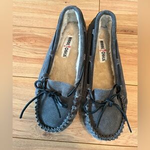 MINNETONKA NEW Women’s Grey Suede Fur Lined Slippers SZ 9